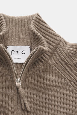 Nahaufnahme des FTC Cashmere Troyer taupe meliert aus weichem, mittelgroben Strick mit Troyer-Kragen, Reißverschluss und Rippbündchen.