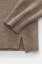 Nahaufnahme des FTC Cashmere Troyer taupe meliert von oben, zeigt weichen Griff, mittelgrobes Strickbild und Rippbündchen.