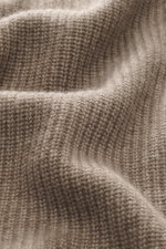Nahaufnahme des weichen, mittelgroben Strickbilds vom FTC Cashmere Troyer taupe meliert, perspektivisch aufgenommen, zeigt Komfort und Luxus.