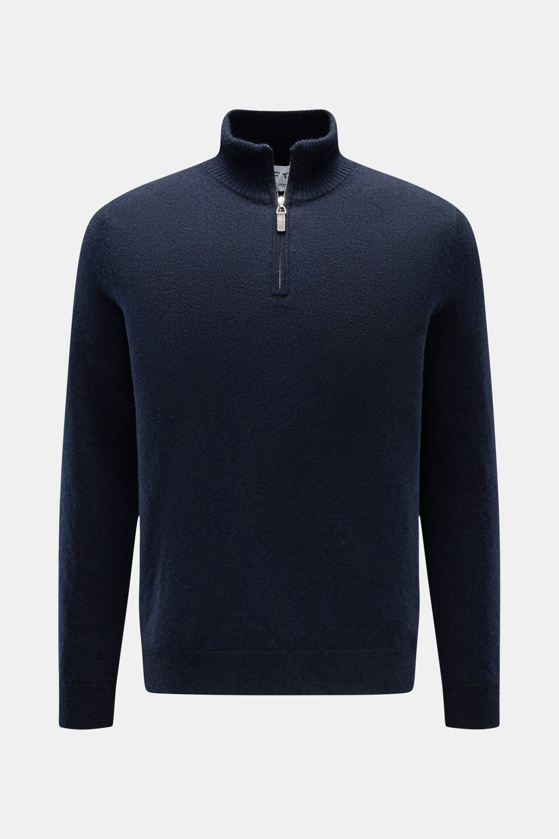 Frontale Nahaufnahme des FTC Cashmere Troyer navy mit Troyer-Kragen und Reißverschluss, Slim Fit, feinem Strickbild, weichem Griff und Rippbündchen.