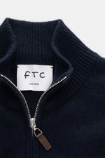 Nahaufnahme des FTC Cashmere Troyer navy von oben, zeigt Troyer-Kragen mit Reißverschluss, feines Strickbild, Slim Fit, reinen Cashmere und Rippbündchen.