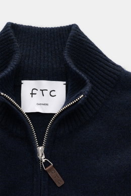 Nahaufnahme des FTC Cashmere Troyer navy von oben, zeigt Troyer-Kragen mit Reißverschluss, feines Strickbild, Slim Fit, reinen Cashmere und Rippbündchen.