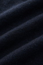 Nahaufnahme des feinen Strickbildes des FTC Cashmere Troyer navy aus reiner, weicher Cashmere-Wolle, Detailtextur sichtbar.