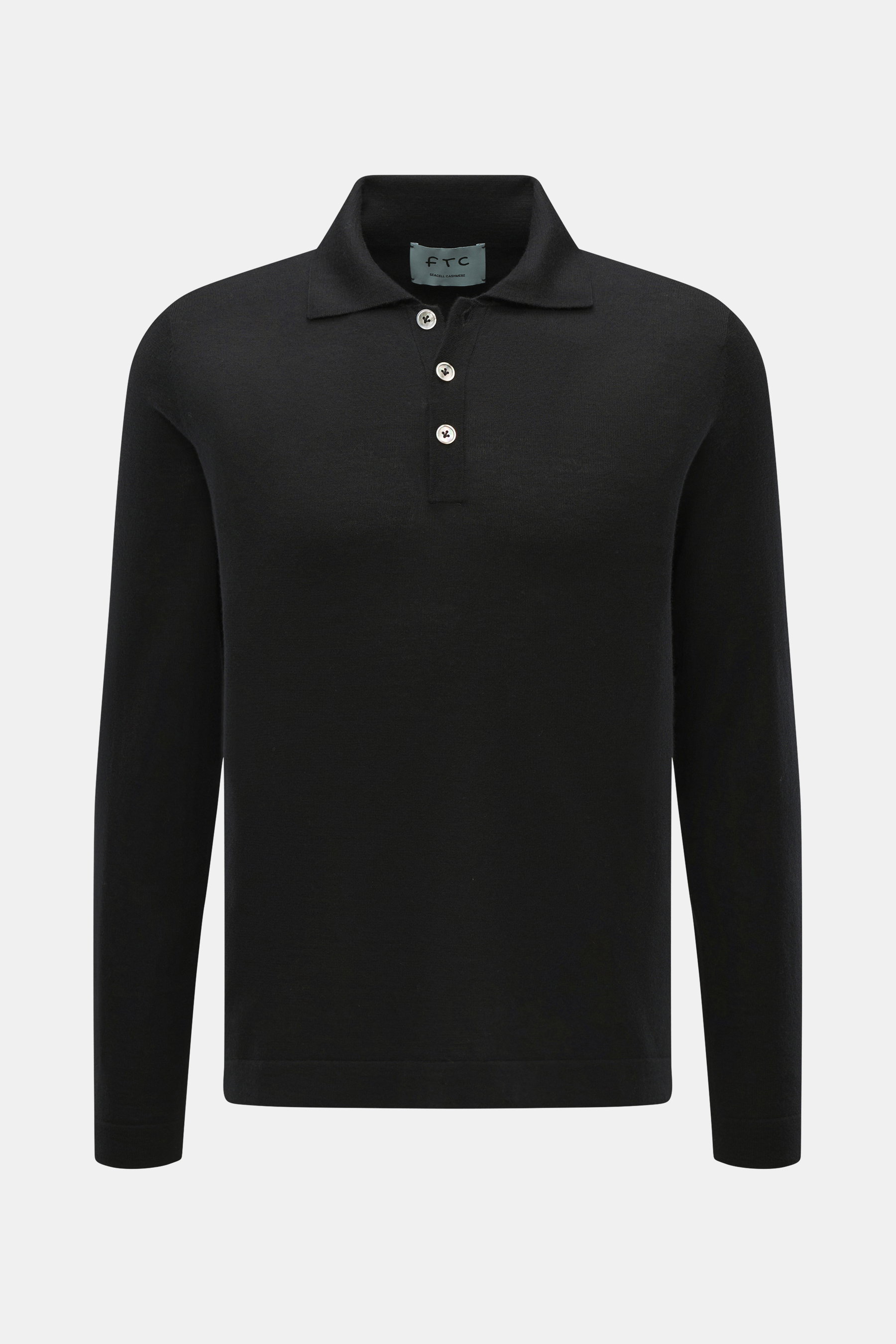 Frontansicht des FTC Strickpolo schwarz mit klassischem Polokragen, Drei-Knopf-Leiste, Perlmuttknöpfen, Slim Fit, doppeltem Saumabschluss, kurzem Saumschlitz, weichem Cashmere-Lyocell-Strick.