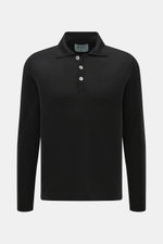 Frontansicht des FTC Strickpolo schwarz mit klassischem Polokragen, Drei-Knopf-Leiste, Perlmuttknöpfen, Slim Fit, doppeltem Saumabschluss, kurzem Saumschlitz, weichem Cashmere-Lyocell-Strick.