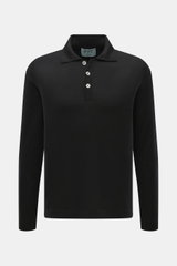 Frontansicht des FTC Strickpolo schwarz mit klassischem Polokragen, Drei-Knopf-Leiste, Perlmuttknöpfen, Slim Fit, doppeltem Saumabschluss, kurzem Saumschlitz, weichem Cashmere-Lyocell-Strick.