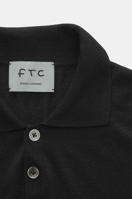 Nahaufnahme von FTC Strickpolo schwarz mit klassischem Polokragen, Perlmuttknöpfen, feinem Cashmere-Lyocell-Strick und Slim Fit, von oben fotografiert.