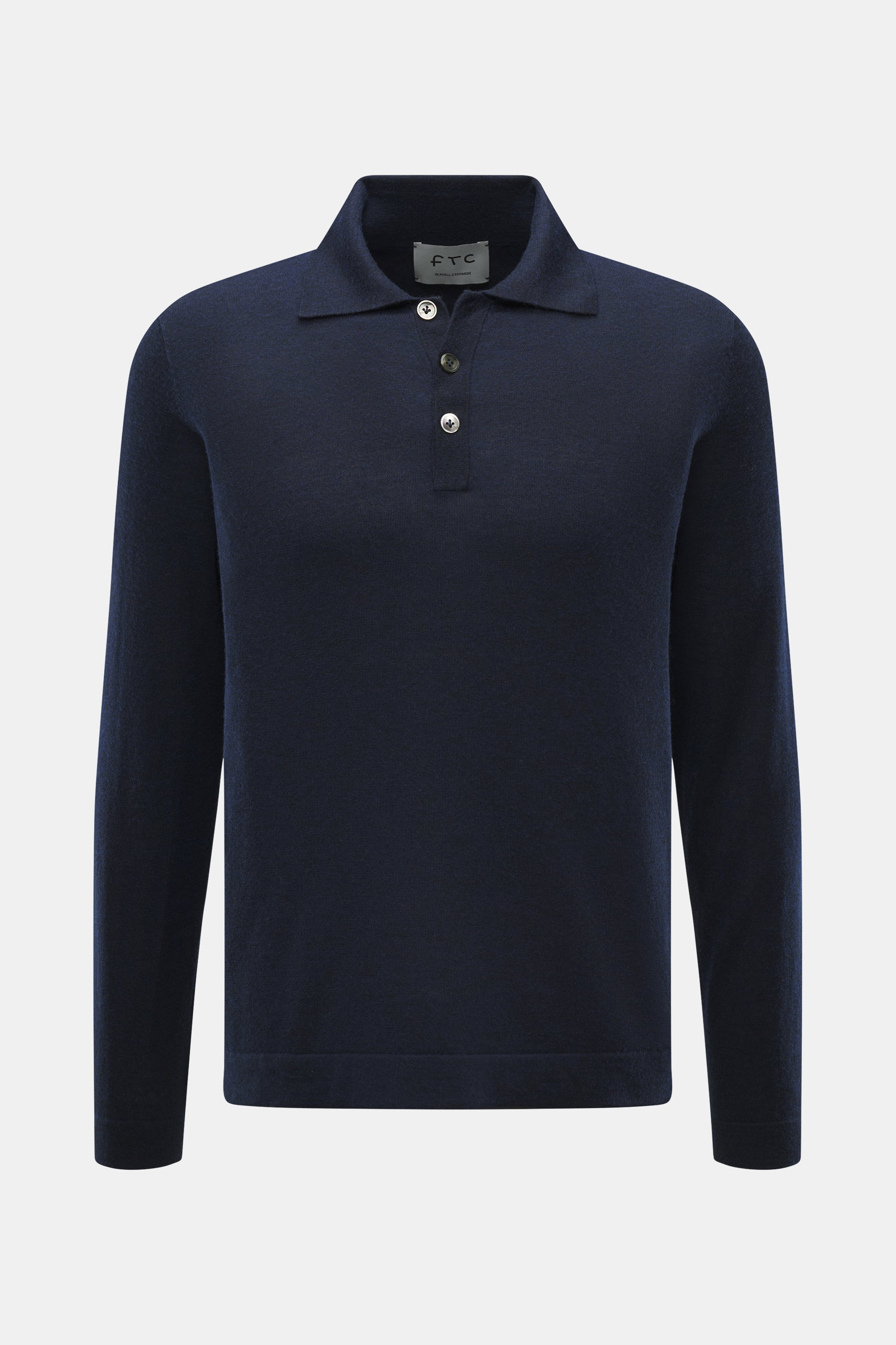 FTC Strickpolo navy, frontale Nahaufnahme, Strick aus Cashmere und Lyocell, softer Griff, feines Strickbild, Slim Fit, Polokragen, Drei-Knopf-Leiste mit Perlmuttknöpfen, Saumabschlüsse doppelt, kurze Saumschlitze.