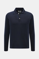 FTC Strickpolo navy, frontale Nahaufnahme, Strick aus Cashmere und Lyocell, softer Griff, feines Strickbild, Slim Fit, Polokragen, Drei-Knopf-Leiste mit Perlmuttknöpfen, Saumabschlüsse doppelt, kurze Saumschlitze.