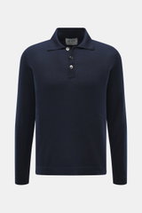 FTC Strickpolo navy, frontale Nahaufnahme, Strick aus Cashmere und Lyocell, softer Griff, feines Strickbild, Slim Fit, Polokragen, Drei-Knopf-Leiste mit Perlmuttknöpfen, Saumabschlüsse doppelt, kurze Saumschlitze.