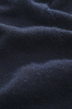 Nahaufnahme des FTC Strickpolo navy aus softem Cashmere- und Lyocell-Strick mit feinem Bild, fotografiert in Detailperspektive.
