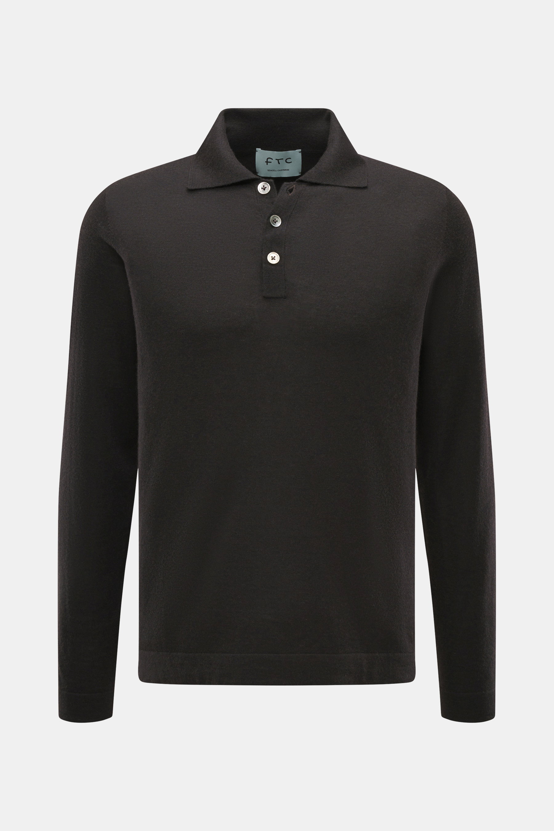 FTC Strickpolo dunkelbraun, frontal fotografiert, Slim Fit, Strick aus Cashmere und Lyocell, klassischer Polokragen, Drei-Knopf-Leiste, Perlmuttknöpfe, doppelt gearbeitete Saumabschlüsse, kurze Saumschlitze, softer Griff, sehr feines Strickbild.