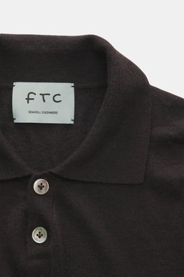 Nahaufnahme des FTC Strickpolo dunkelbraun von oben, Strick aus Cashmere und Lyocell, softer Griff, Slim Fit, klassische Drei-Knopf-Leiste mit Perlmuttknöpfen.
