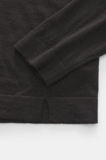 Nahaufnahme des FTC Strickpolo dunkelbraun von unten, zeigt Saum mit kurzen Schlitzen, Strick aus Cashmere und Lyocell (Seacell), soften Griff, sehr feines Strickbild, Slim Fit, klassischer Polokragen, typische Drei-Knopf-Leiste, Perlmuttknöpfe, doppelt g