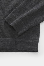 Nahaufnahme des FTC Strickpolo dunkelgrau meliert von oben, zeigt Strick aus Cashmere und Lyocell (Seacell), softer Griff, sehr feines Strickbild, Slim Fit, klassischer Polokragen, typische Drei-Knopf-Leiste mit Perlmuttknöpfen, doppelt gearbeitete Saumab