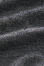 Nahaufnahme des FTC Strickpolo dunkelgrau meliert aus Cashmere und Lyocell mit feinem Strickbild, weichem Griff, Slim Fit, Polokragen, Drei-Knopf-Leiste, Perlmuttknöpfen, doppelt gearbeiteten Saumabschlüssen und kurzen Saumschlitzen, aus Frontperspektive 