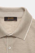 Moorer Cashmere Feinstrickpolo 'Teramo' beige meliert, Nahaufnahme von oben, feines Strickbild, Polokragen, Perlmuttknöpfe, Baby Cashmere.