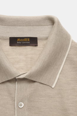 Moorer Cashmere Feinstrickpolo 'Teramo' beige meliert, Nahaufnahme von oben, feines Strickbild, Polokragen, Perlmuttknöpfe, Baby Cashmere.