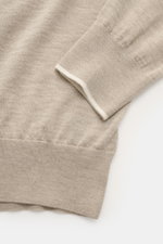 Moorer Cashmere Feinstrickpolo 'Teramo' beige meliert, Nahaufnahme Ärmelbündchen, feiner Baby-Cashmere mit schmalen Kontrastkanten, Slim Fit.