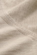 Nahaufnahme des feinen Strickbilds und der Naht des Moorer Cashmere Feinstrickpolo 'Teramo' beige meliert aus Baby Cashmere.