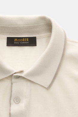 Close-up top view of Moorer Cashmere fine knit polo 'Teramo' cream showing polo collar, button placket with mother-of-pearl buttons, and narrow contrast edges, made of pure baby cashmere with a soft feel and very fine knit pattern, slim fit, and flexible 
