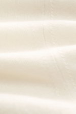 Close-up front view of Moorer Cashmere fine knit polo 'Teramo' cream showcasing its soft pure baby cashmere, fine knit, slim fit, and ribbed cuffs.