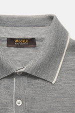 Moorer Cashmere Feinstrickpolo 'Teramo' grau meliert, Nahaufnahme von oben, feines Baby-Cashmere, Perlmuttknöpfe, Polokragen, schmale Kontrastkanten.