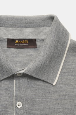 Moorer Cashmere Feinstrickpolo 'Teramo' grau meliert, Nahaufnahme von oben, feines Baby-Cashmere, Perlmuttknöpfe, Polokragen, schmale Kontrastkanten.