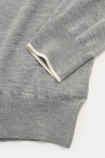 Nahaufnahme des Ärmelabschlusses mit schmaler Kontrastkante des Moorer Cashmere Feinstrickpolo 'Teramo' grau meliert aus feinstem Baby Cashmere.