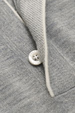 Nahaufnahme des Moorer Cashmere Feinstrickpolo 'Teramo' grau meliert aus feinem Baby Cashmere, Fokus auf Knopfleiste und feines Strickbild.
