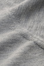 Detailaufnahme des feinen Strickbilds vom Moorer Cashmere Feinstrickpolo 'Teramo' grau meliert in Nahaufnahme, zeigt die weiche Baby-Cashmere-Faser.