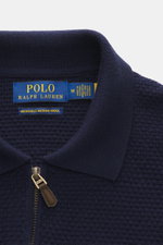 Nahaufnahme des Polo Ralph Lauren Troyer navy aus reiner Wolle in Slim Fit, mit markantem Strukturstrick, Troyer-Kragen und Reißverschluss, frontal fotografiert.