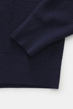 Polo Ralph Lauren Troyer navy, Detailaufnahme von Ärmel und Bund in Slim Fit, reine Wolle, strukturierter Strick, Rippbündchen, seitlich fotografiert.