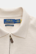 Polo Ralph Lauren Troyer creme aus reiner Wolle, Slim Fit, Strukturstrick, Troyer-Kragen mit Reißverschluss, Detailaufnahme von oben.