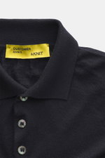 B.F. Knitwear Merino Strickpolo navy von oben fotografiert, aus reiner Merinowolle, weicher Griff, feines Strickbild, Regular Fit, klassischer Polokragen, flexible Rippbündchen.
