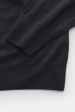 Nahaufnahme des B.F. Knitwear Merino Strickpolo navy von oben, zeigt Strick aus reiner Merinowolle, weicher Griff, feines Strickbild, Regular Fit, klassischer Polokragen, flexible Rippbündchen.