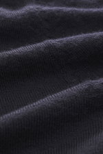 Nahaufnahme des B.F. Knitwear Merino Strickpolo navy, Strick aus reiner Merinowolle, weicher Griff, feines Strickbild, Regular Fit, klassischer Polokragen, flexible Rippbündchen, Detailansicht der Struktur.