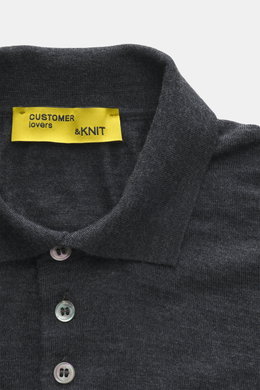 Close-up front view of B.F. Knitwear Merino knit polo dark grey melange, knit from pure merino wool, soft feel, fine knit pattern, regular fit, classic polo collar, flexible ribbed cuffs.