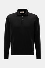 Fioroni Strickpolo schwarz, frontale Nahaufnahme, feines Strickbild aus reiner Wolle, Polokragen mit Drei-Knopf-Leiste, Regular Fit, flexible Rippbündchen.