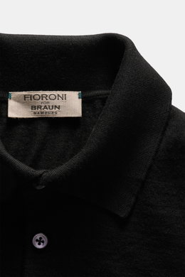 Nahaufnahme des schwarzen Fioroni Strickpolo mit feinem Strickbild, Polokragen und Drei-Knopf-Leiste aus reiner Wolle.
