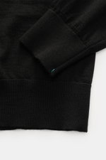Fioroni Strickpolo schwarz, Detailaufnahme von Ärmel und Bund, reine Wolle, weicher Griff, feines Strickbild, Rippbündchen, Regular Fit.