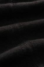 Nahaufnahme des feinen Strickbilds des Fioroni Strickpolo schwarz aus reiner Wolle mit weichem Griff, Regular Fit und Polokragen.