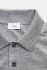 Nahaufnahme des von Braun Merino Feinstrickpolo hellgrau von oben, zeigt schmalen Polokragen, glatte Drei-Knopf-Leiste und feines Strickbild.