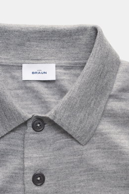 Nahaufnahme des von Braun Merino Feinstrickpolo hellgrau von oben, zeigt schmalen Polokragen, glatte Drei-Knopf-Leiste und feines Strickbild.