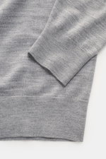 Nahaufnahme des von Braun Merino Feinstrickpolo hellgrau, Detailansicht von Ärmel und Bund, reine Merinowolle, Slim Fit, feines Strickbild.