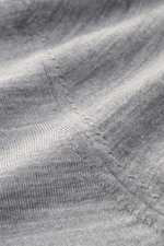 Nahaufnahme des von Braun Merino Feinstrickpolo hellgrau, fotografiert schräg von oben, zeigt feines Strickbild aus reiner Merinowolle.