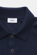Nahaufnahme des von Braun Merino Feinstrickpolo navy, Slim Fit aus reiner Merinowolle mit schmalem Polokragen und glatter Drei-Knopf-Leiste, fotografiert von oben.