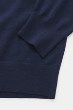 Nahaufnahme des Ärmelendes mit flexiblem Rippbündchen des von Braun Merino Feinstrickpolo navy aus reiner Merinowolle, feinem Strickbild, Slim Fit.