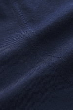 Nahaufnahme des navyfarbenen von Braun Merino Feinstrickpolo aus reiner Merinowolle, zeigt feines Strickbild und Struktur aus schräger Perspektive.