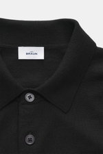 Nahaufnahme aus schräger Draufsicht des von Braun Merino Feinstrickpolo schwarz mit schmalem Polokragen, glatter Drei-Knopf-Leiste, Slim Fit und feinem Strickbild aus reiner Merinowolle.